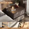 Mesa de cabeceira de madeira maciça, novo modelo 2026, para uso doméstico, estilo minimalista italiano, tamanho pequeno, design de luxo leve e uma sensação de alta qualidade