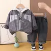 Conjunto de Ropa para Niños Primavera y Otoño 2026 Nueva Moda Chaqueta de Béisbol con Capucha Tie-Dye Conjunto de Tres Piezas Ropa de Otoño para Bebé