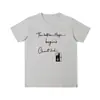 Camiseta Feminina Verão Algodão Puro Estampa de Letras Graffiti Artística Marca Estilosa Tendência Manga Curta Ombro Direito Solta Gola Redonda Top