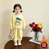 Novo conjunto de outono e inverno para crianças: um conjunto fofo e folgado de moletom com forro de fleece e calça, um conjunto estiloso de duas peças para bebês, perfeito para as estações de outono e inverno