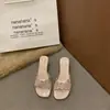 Sandalias de tiras abiertas elegantes, modernas, con estilo, maduras y sofisticadas, con tacón de bloque de encaje, modelo nuevo 2026, sandalias de tacón medio estilo socialité