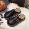 Zapatos de algodón gruesos y mullidos estilo Birkenstock para mujer, diseñados para uso en exteriores en la temporada otoño/invierno 2026, con un diseño de slip-on para ponérselos fácilmente, proporcionando calidez y comodidad tanto para uso en interiores como en exteriores