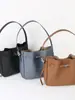 Bolso Cubo de Piel de Vacuno de Primera Capa Estilo Nuevo con Acabado de Alta Gama, Se Puede Usar como Bolso de Hombro, Bolso Cruzado o Bolso de Mano, Gran Capacidad, de Nicho, Versátil, Elegante y Casual