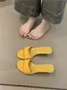 Sandalias de diseño único verano 2025 retro francés simples de gamuza versátiles de punta abierta con tacón de cuña tipo chancla
