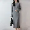 Vestido de tricô 100% lã pura em estilo simples para mulheres, coleção outono/inverno 26, com bainha enrolada, gola redonda, comprimento médio e uma fenda que se estende além dos joelhos