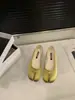 Sapatos de pata de porco com bico dividido e fundo plano sapatos de cetim de peça única sapatos femininos 2026 novos sapatos de polegar de ferradura de primavera sapatos de condução de primavera e outono