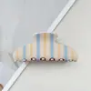 Novo Prendedor de Garra Listrado Colorido Fashionable High-End Presilha Yuanbao para Cabelo Grampo de Tubarão para Coque na Parte de Trás da Cabeça Acessórios de Cabelo para Mulheres