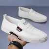 Sapatos Masculinos Outono 2025 Respiráveis Sola Macia Sapatos Casuais Sapatos de Couro Casuais Versáteis Masculinos Sapatos de Couro Pequenos Modernos de Couro Macio