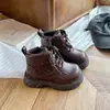 Modelo de niña mostrando botines Martin negros, nueva colección de verano 2026, botines Martin casuales delgados y de moda estilo coreano para niños