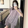 Traje casual minimalista de estilo japonés a rayas para mujer, nuevo de verano con shorts de manga corta, cuello redondo holgado, adecuado para usar afuera como ropa de casa