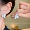 Brincos de Tarraxa Flor de Esmalte Branco para Mulheres Exclusivos de Nicho Versáteis Brincos com Toque de Luxo Temperamento Novo Acessórios de Brinco Atacado