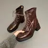 Botines tipo Martin de cordones estilo británico retro para mujer, colección otoño/invierno 2026, con punta cuadrada, tacón grueso y diseño versátil adecuado para el trabajo y el uso diario, creando un efecto adelgazante y un look de botín biker