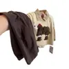 Conjunto de otoño moderno y elegante para niños: un conjunto de tres piezas que incluye un chaleco de dibujos animados, una camisa de cuadros y pantalones, perfecto para niños pequeños