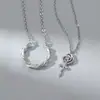 Collar de Pareja Rosa Espinas para Hombres y Mujeres Cadena de Clavícula Nicho Moderna Pequeño Colgante de Flor de Diamante Rosa Fresco