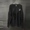 Outono Inicial 2025 Novo Retrô Rasgado Alfinete Gola Redonda Feminino Coreano Doce Design de Nicho Casual Malha Top