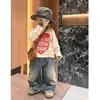 Conjunto de Duas Peças com Estampa de Amor para Meninos Estilo Coreano Outono Jeans Rasgado Retrô Manga Longa Roupas de Outono para Meninos