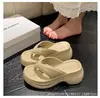 Chanclas de Eva con Suela Gruesa para Mujer, Patrón de Cuero Sintético, Calzado de Verano para Exterior, Nuevas Chanclas de Cuña 2025, Venta al por Mayor Transfronteriza