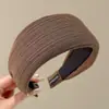 Nueva diadema de ala ancha 2026 para mujer, diseñada para levantar la línea del cabello y mantener el cabello en su lugar mientras te lavas la cara, con un estilo retro adecuado para otoño e invierno, y ofreciendo un aspecto sofisticado