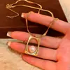 Cadena de Suéter Sudadera de Acero de Titanio Dorado para Mujer Lujo Accesible Nicho Elegante de Gama Alta Collar con Colgante Largo Accesorios de Otoño e Invierno