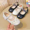 Sapatos Pequenos de Couro para Meninas 2026 Nova Coleção Primavera e Outono Sola Macia Sapatos de Princesa da Moda Versáteis Pérolas Mary Jane Flats