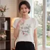 Top casual de manga corta, suave y amigable con la piel, con estampado floral de mariposas y letras, corte holgado simple, adelgazante, versátil, para el trabajo