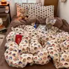 Conjunto de quatro peças em veludo de leite grau A, apresentando capa de edredom em flanela dupla face de fleece coral espessa, lençol de cima e lençol com elástico - um conjunto de cama de três peças