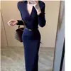Vestido com Elegância Madura, Lançamento Primavera 2026, Vestido Bodycon de Tricô Justo Emagrecimento com Decote Cruzado e Fenda nas Costas