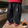 Pantalones de Forro Polar para Niños Otoño e Invierno 2025 Nuevos Elegantes Pantalones Largos Infantiles Atuendo de Invierno Pantalones Cálidos para Niños Frescos y Atractivos de Moda