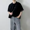 Camiseta de Verano para Hombre Estilo Coreano Gris Claro Falsa de Dos Piezas Manga Corta Hombro Derecho Empalmada Cuadros Manga con Puño Holgada Casual Media Manga