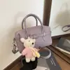 Nuevo Bolso Boston de Mujer Primavera 2026 con Estampado de Lichi Morado, Bolso de Mano Versátil y Moderno para el Trabajo, Bolso de Hombro y Cruzado