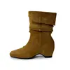 Hermosas botas apiladas de estilo coreano para mujer que aumentan la altura 2026 invierno tacón medio cuña puntera cuadrada gamuza plisada botas de media pantorrilla para mujer talla 41
