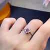 El Anillo de Rubí Natural es una Fina Plata S925 Finamente Incrustada con Artesanía Galvanizada de 18K Piedra Principal de 4 mm