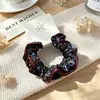 Empaque en tarjeta: Goma para el pelo de seda plisada de alta elasticidad con bordes rizados, goma pequeña versátil y simple para coletas