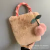 Nova Bolsa de Mão de Pelúcia Cereja da Moda para Menina Doce de Nicho Grande Capacidade com Corrente de Ombro Único Diagonal