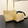 2026 Nova Bolsa Cesta Vazada Tecida Transfronteiriça de Férias Moda Coreana Ins Bolsa Balde Mãe-Filho Bolsa de Ombro