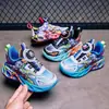 2026 Otoño Cuero Transpirable Infantil Dibujos Animados Hebilla Giratoria Tenis para Niños Antideslizante Suela Suave Tenis con Luces