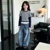 Calça Jeans Feminina Outono 2026 Nova Roupa Infantil Casual Cobre o Bumbum Calça de Perna Curva Crianças Médias e Grandes Calças Longas Roupa de Primavera e Outono