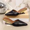 Pantuflas de cuña de punta para comercio exterior transfronterizo 2026 Verano Nuevas Talla Grande Tacón Irregular Retro Punta Cerrada Medias Zapatillas Mujer
