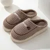 Chinelos de Algodão Fofos para Outono e Inverno para Mulheres 2026 Novo Estilo Internos para Casa Quentes de Pelúcia Estilo Casal Chinelos de Algodão para Homens