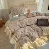 Juego de cuatro piezas de ropa de cama de encaje de terciopelo de leche estilo coreano, juego de tres piezas de funda de edredón y sábana de franela de coral engrosada cálida para otoño e invierno