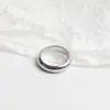 Anillo de Acero de Titanio de Oro de 18 Quilates con Diseño de Nicho Elegante Europeo y Americano Lujo Accesible Anillo de Moda para Mujer Anillo de Dedo Índice