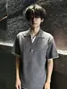 Camisa Polo de Malha Manga Curta Gola V Falsa Duas Peças Estilo Americano para Homens, Estilo Old Money de Verão, Caimento Normal nos Ombros, Camiseta de Manga Meia-Manga com Toque de Luxo