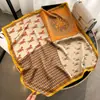 Bufanda de Seda Simple, Elegante y a la Moda, Lujo Ligero de Alta Gama, Versátil Pañuelo Cuadrado 100% Seda de Morera, Regalo de Vacaciones para Mujeres, Accesorio