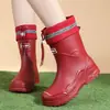 Botas de chuva femininas estilosas, resistentes ao desgaste, antiderrapantes, de cano médio, novas botas de chuva impermeáveis para uso externo, com fleece adicionado, sapatos de água para adultos, sapatos de borracha para trabalho