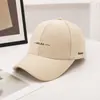 Boné de Baseball de Aba Rígida Bordado com Letras Novo Outono/Inverno 2025 para Mulheres, Emagrecimento Facial, Boné Versátil Casual com Proteção Solar Bico de Pato para Homens na Moda