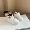 Tênis branco infantil, novo estilo primavera 2026, sapatos casuais infantis de desenho animado, tênis para meninas, tênis esportivos versáteis para meninos, estilosos.