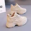Zapatos de papá de cuero de color sólido con suela gruesa 2026 otoño nuevos tenis de caña alta estilo universitario punta redonda zapatillas para correr YH003
