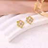 Conjunto de tres piezas de la suerte estilo europeo y americano: conjunto vintage de collar, aretes y pulsera de trébol de cuatro hojas en negro y dorado. Accesorios versátiles para el trayecto al trabajo al por mayor