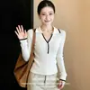 Suéter de punto de cuello alto blanco de manga larga otoño ropa de mujer atuendo de otoño estilo coreano bloque de color top de dama de alta gama