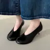 Salto Alto Elegante com Bolinhas Moda Feminina 4,5cm 2026 Nova Coleção Primavera e Outono Bico Redondo Salto Agulha Sapatos Rasos de Couro
